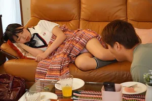 Chàng trai trộm nhìn quần lót bạn gái người tình đang ngủ thì bị phát hiện