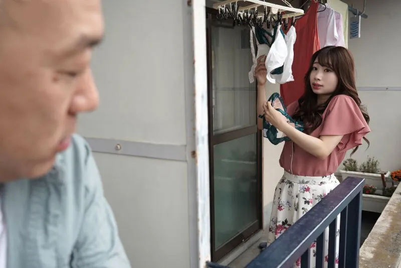 Gã nhà sát bên chuyên soi mói và cặp vợ yêu gã chồng thường xuyên rên la quá to