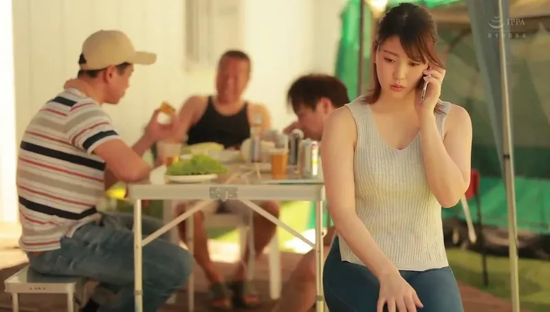 Gã chồng khờ để cô vợ tham gia sự kiện cắm trại với mấy gã cạnh nhà và cái kết