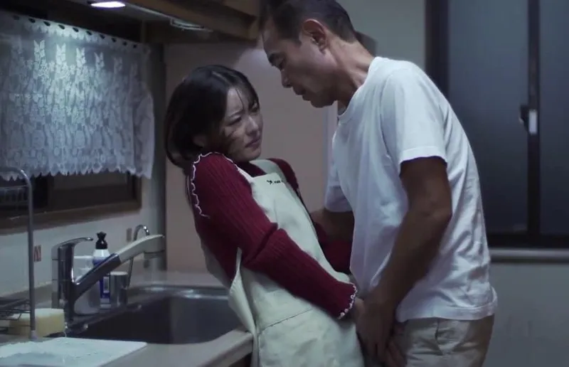 Chồng yêu đi làm người vợ ở nhà bị gã chủ tịch khu phố đến nhà cưỡng bức