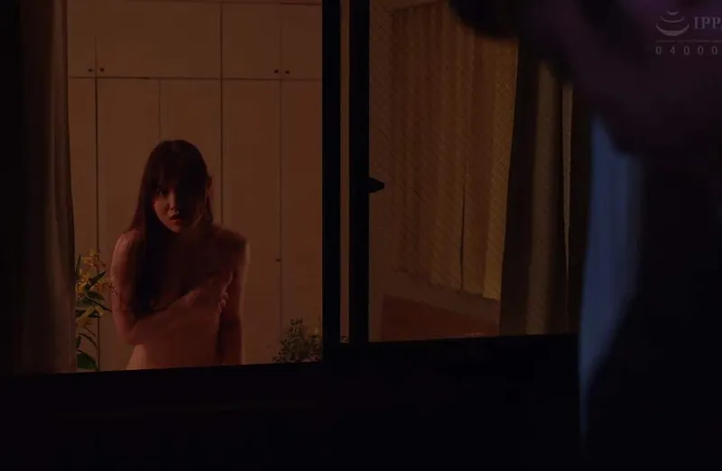 Người phụ nữ hàng xóm gã chồng chồng cạnh nhà thường xuyên thay đồ ở ngay cửa sổ